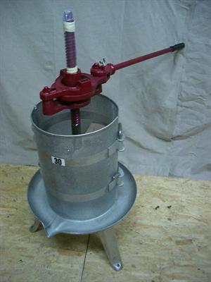 Vinpresse, 30 liter, rustfri st�l, oplukkelig. Total h�jde: 1050 mm. Kurvdiameter: 300 mm